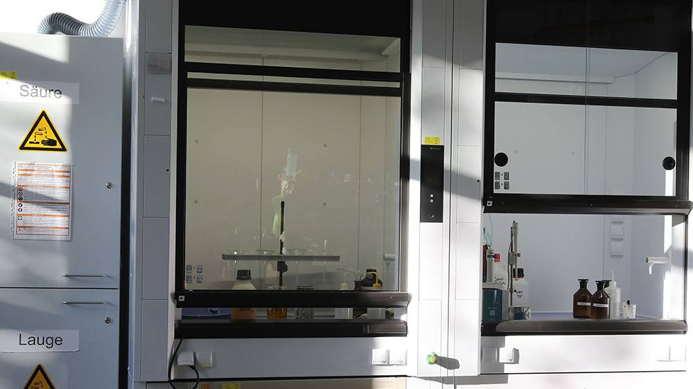 Analysis of galvanic process baths and electrolytes